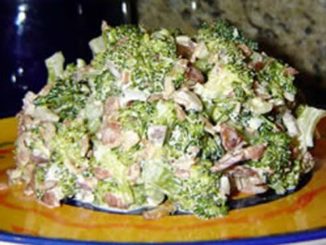 Салат с беконом и брокколи