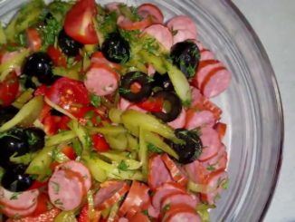 Салат с колбасой и оливками