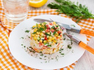 Салат с крабовым мясом и болгарским перцем