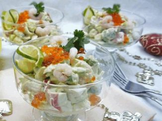 Салат с креветками, крабовым мясом и авокадо