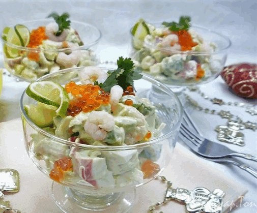 Салат с креветками, крабовым мясом и авокадо