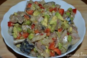 Салат с соленой скумбрией и авокадо