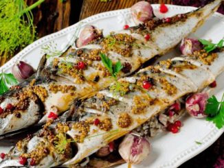 Скумбрия, фаршированная рисом, чесноком и смородиной