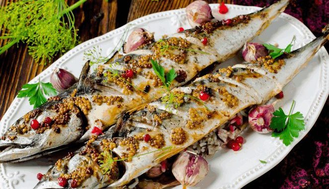 Скумбрия, фаршированная рисом, чесноком и смородиной Скумбрия, фаршированная рисом, чесноком и смородиной