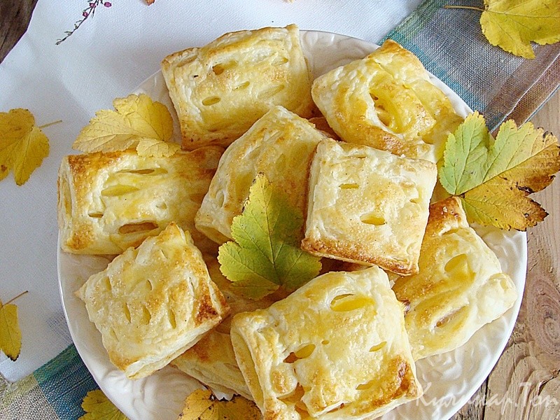 Слойки с кремом и яблоком