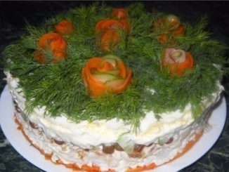 Слоёный салат с курицей, изюмом и грецкими орехами
