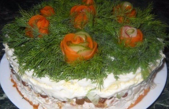 Слоёный салат с курицей, изюмом и грецкими орехами Слоёный салат с курицей, изюмом и грецкими орехами