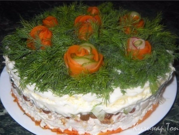Слоёный салат с курицей, изюмом и грецкими орехами