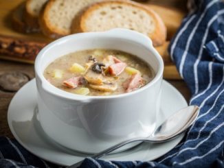 Суп с копчеными колбасками и шампиньонами