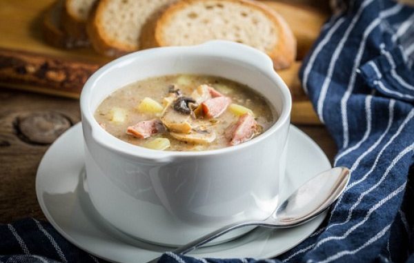Суп с копчеными колбасками и шампиньонами Суп с копчеными колбасками и шампиньонами