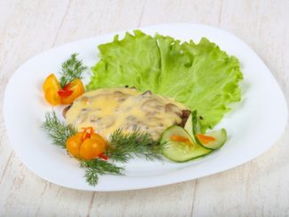 Свиные отбивные с грибами и сыром
