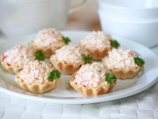 Тарталетки с крабовыми палочками и рисом