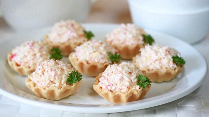 Тарталетки с крабовыми палочками и рисом Тарталетки с крабовыми палочками и рисом