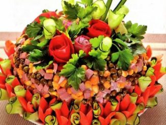 Торт-салат с ветчиной и овощами
