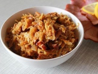 Тушеная капуста с копченой свининой