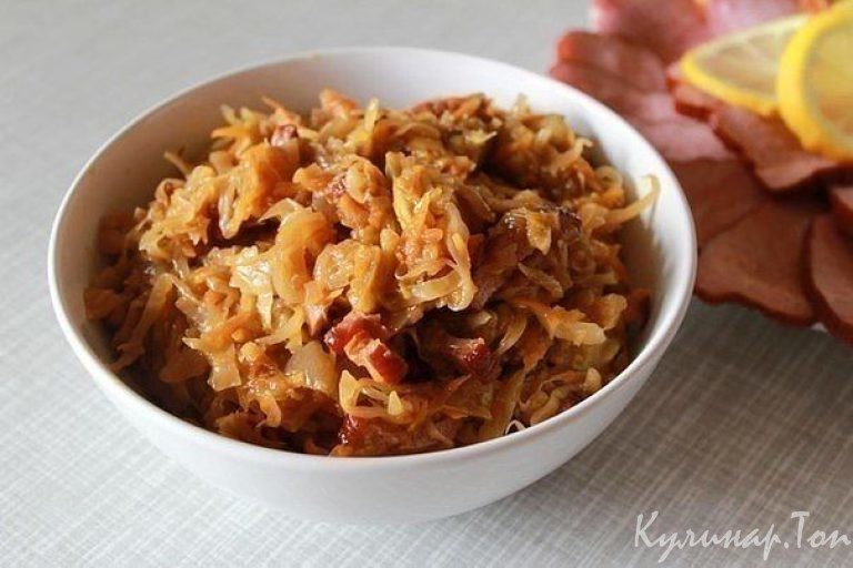 Тушеная капуста с копченой свининой