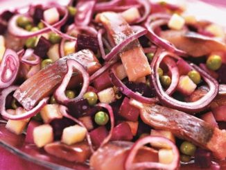 Винегрет из сельди с соусом из томатной пасты