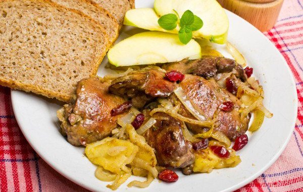 Жареная утка с яблоками Жареная утка с яблоками
