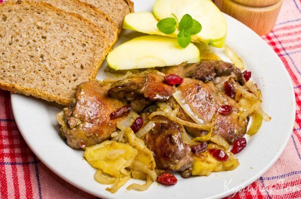 Жареная утка с яблоками