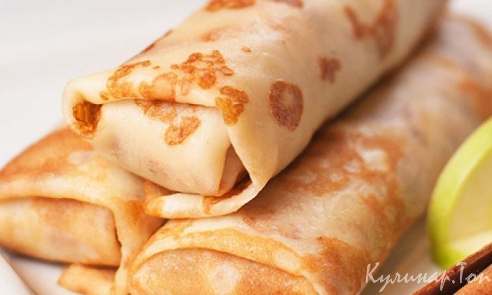 Блины с яблоком, корицей и сметанным кремом