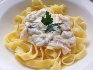 Феттучини с ветчиной и грибами в сливочном соусе
