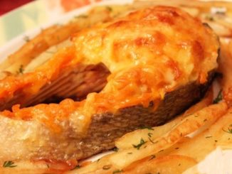 Форель запечённая с картошкой и луком в духовке