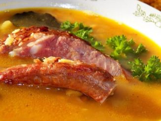 Гороховый суп с копчеными ребрышками и зеленью
