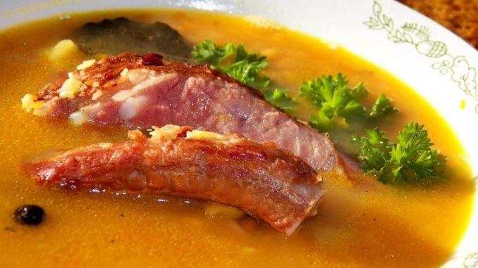 Гороховый суп с копчеными ребрышками и зеленью Гороховый суп с копчеными ребрышками и зеленью