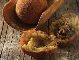 Картофельный колобок с копченым гусем