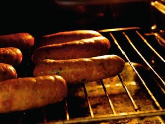 Колбаски с паприкой и вялеными помидорами