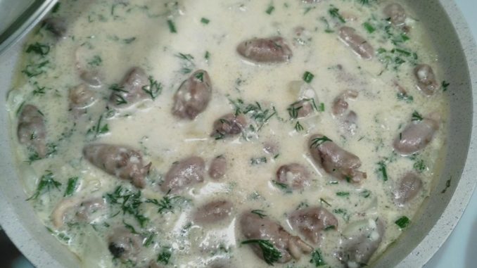 Куриные сердечки в сырном соусе Куриные сердечки в сырном соусе