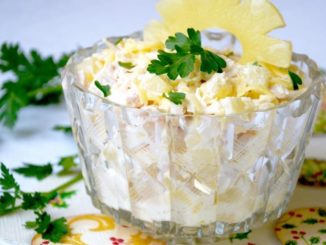 Куриный салат с ананасами