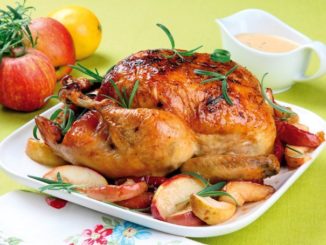 Курица, фаршированная яблоками