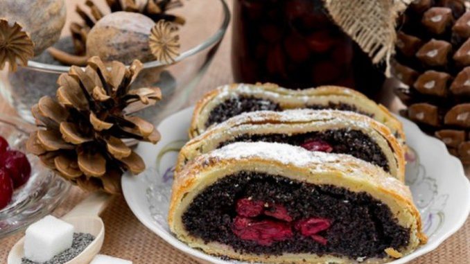 Маковый рулет с вишней Маковый рулет с вишней