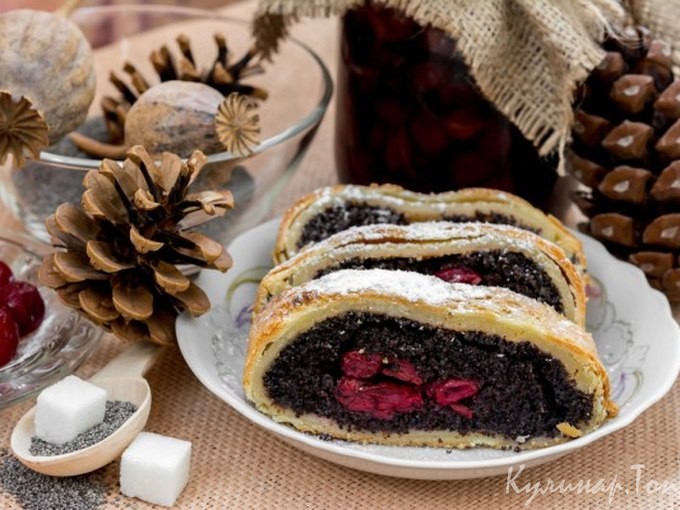 Маковый рулет с вишней