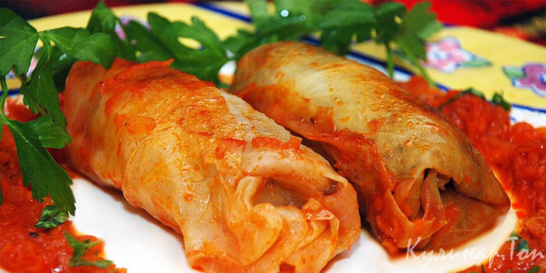 Мясные голубцы с соусом