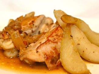 Мясо с грушами и сыром