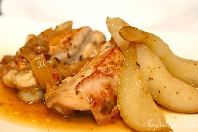 Мясо с грушами и сыром