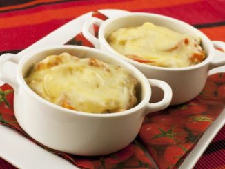 Мясо в горшочках с овощами и сыром