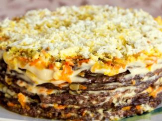 Печеночный торт с морковью и луком