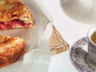 Пирог с брусникой и яблоками