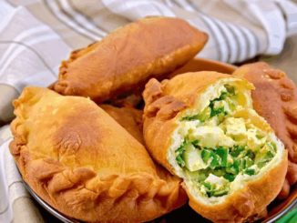Пирожки с весенней зеленью и яйцом