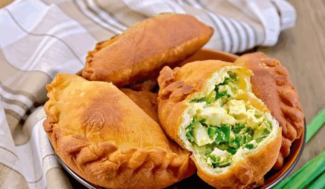 Пирожки с весенней зеленью и яйцом Пирожки с весенней зеленью и яйцом
