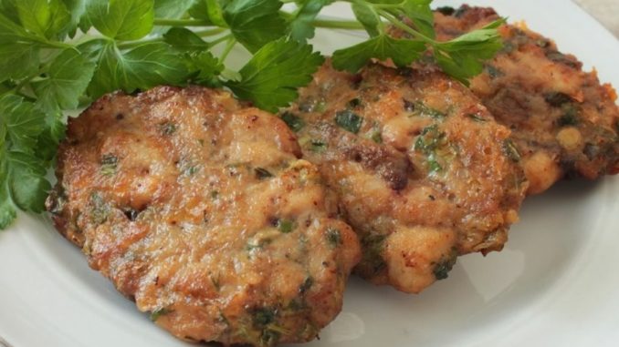 Рубленые куриные котлеты с грибами и зеленым базиликом Рубленые куриные котлеты с грибами и зеленым базиликом