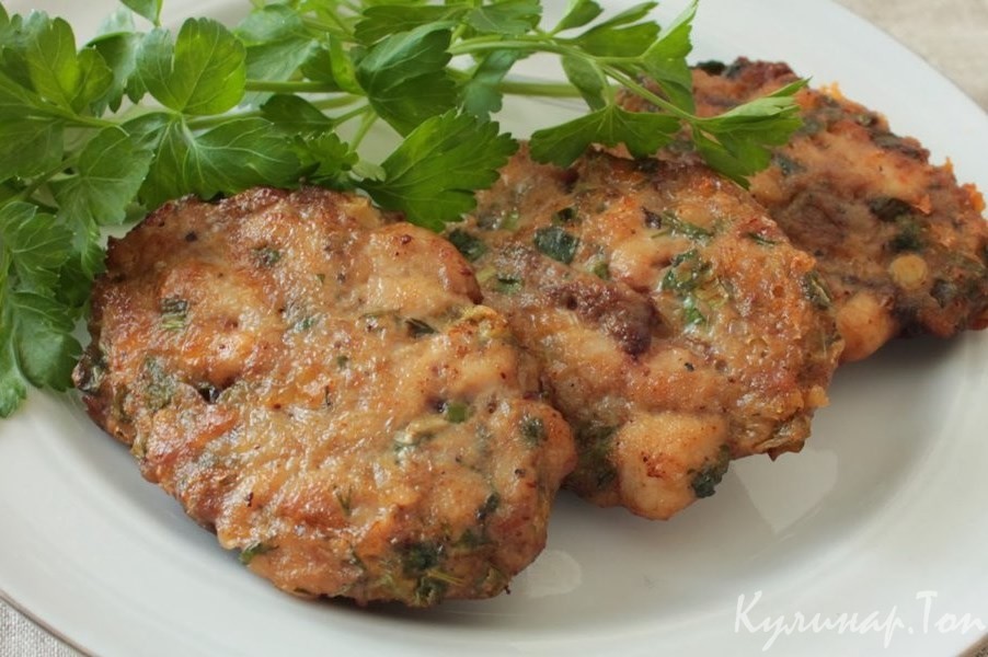 Рубленые куриные котлеты с грибами и зеленым базиликом