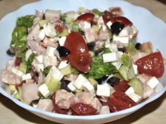 Салат с копченой курицей и авокадо