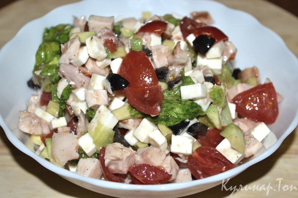 Салат с копченой курицей и авокадо