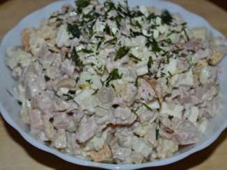 Салат с копченой курицей и брынзой