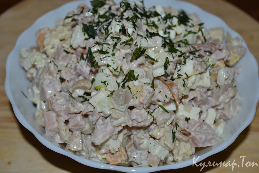 Салат с копченой курицей и брынзой