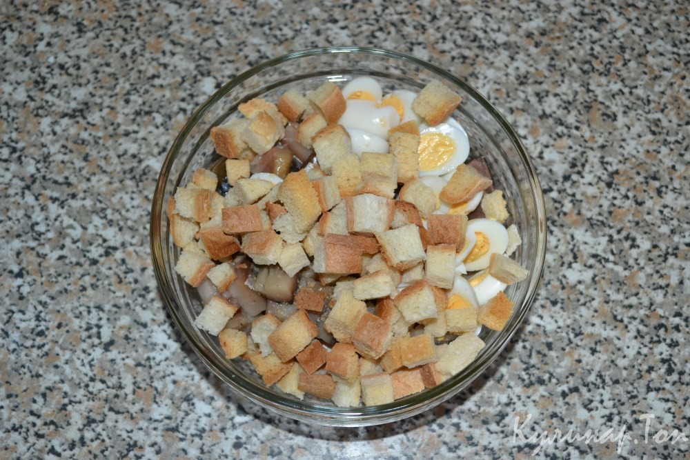 Салат с копченой скумбрией и перепелиными яйцами